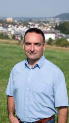 Bürgermeisterkandidat Markus Betz. Leben und Sicherheit. Im Hintergrund Linsengericht.
