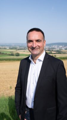 Bürgermeisterkandidat Markus Betz setzt sich ein für Infrastruktur. Im Hintergrund: Gelnhausen.