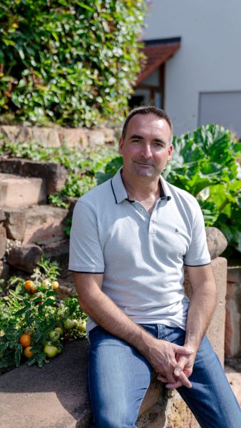 Bürgermeisterkandidat Markus Betz: Im Garten.