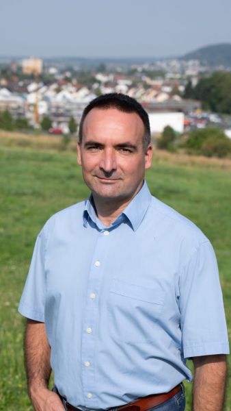 Bürgermeisterkandidat Markus Betz: Im Hintergrund Linsengericht.